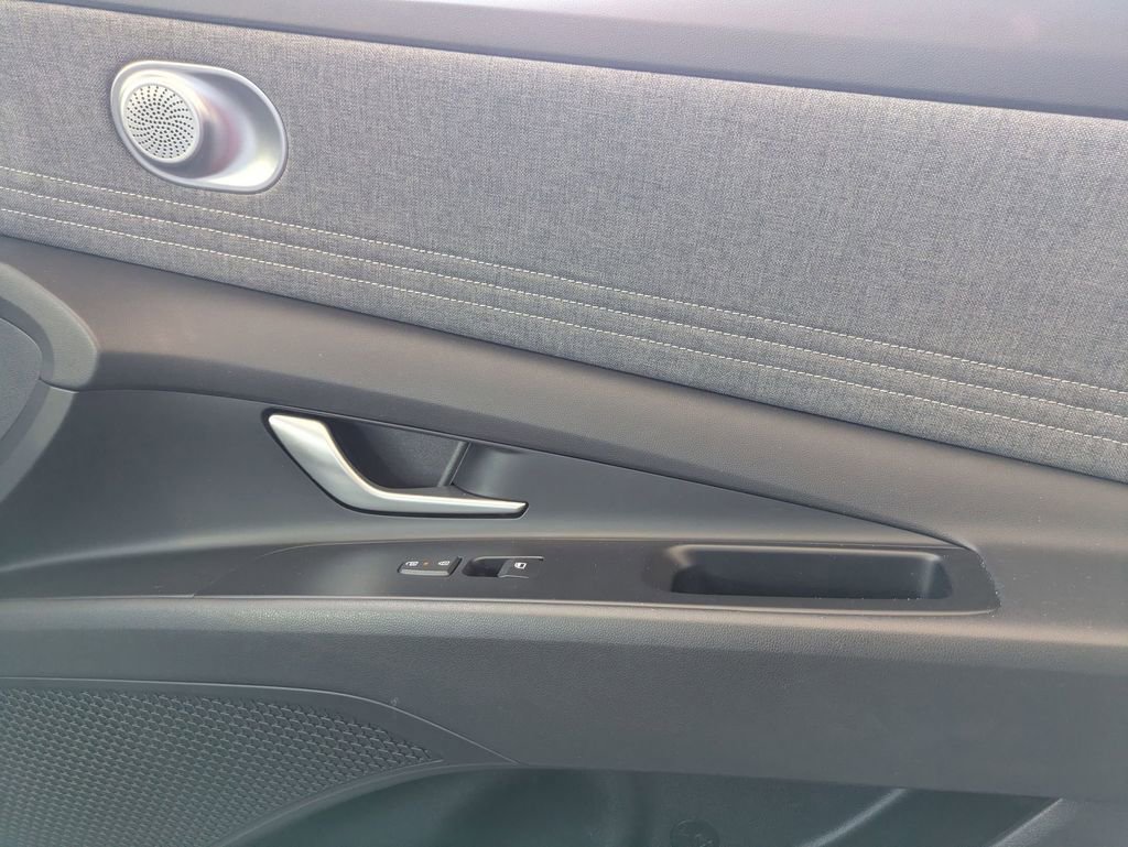 Used 2025 Hyundai Elantra Limited FWD image 33