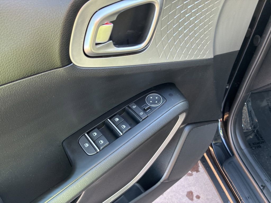 Used 2025 Kia Soul LX FWD image 20