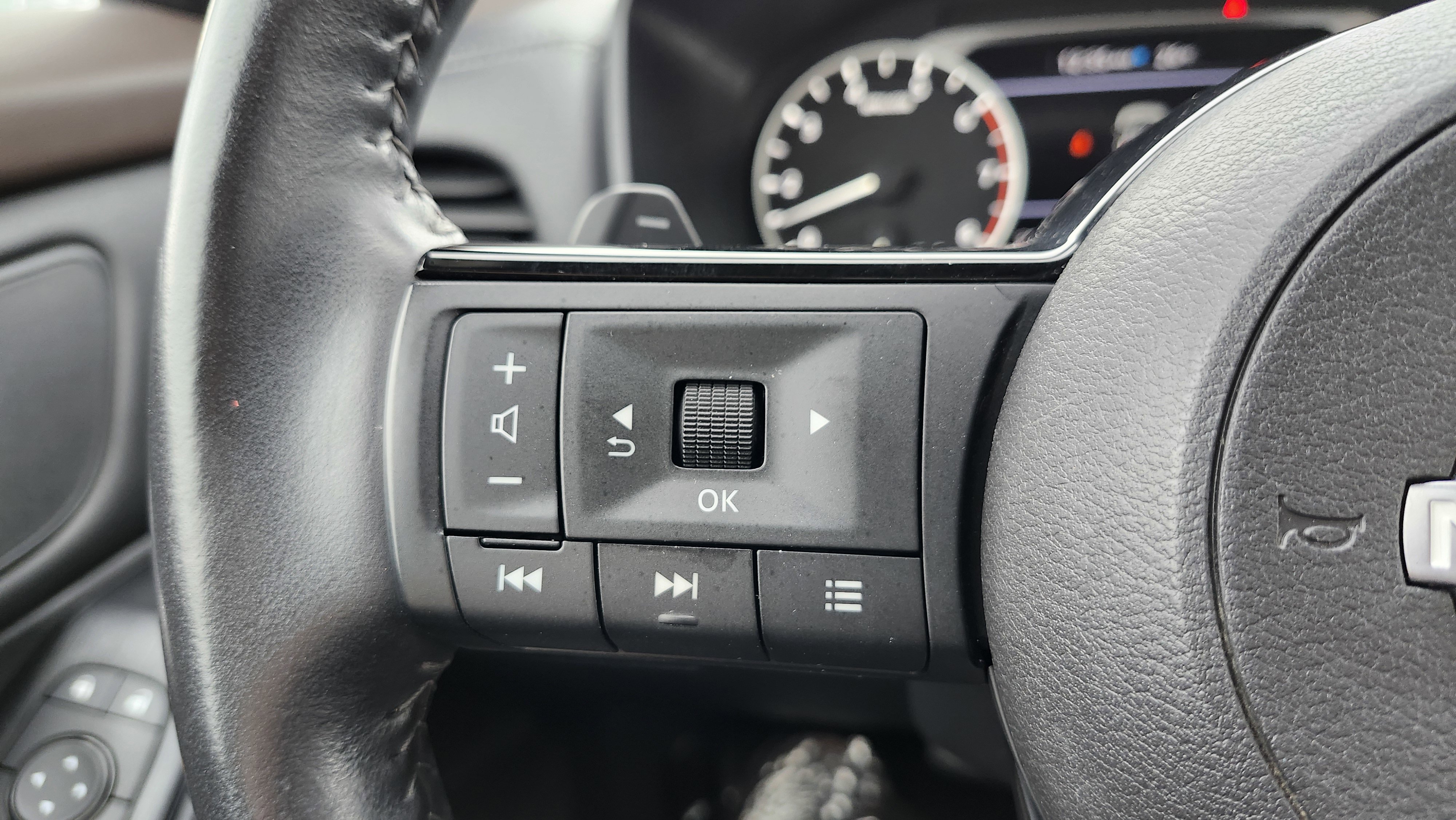 Used 2023 Nissan Rogue SV w/ SV Premium Package image 36