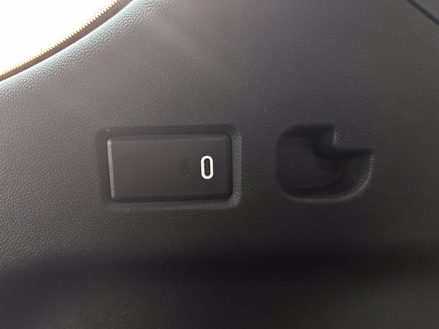 Used 2023 GMC Yukon XL Denali AWD/4WD image 34