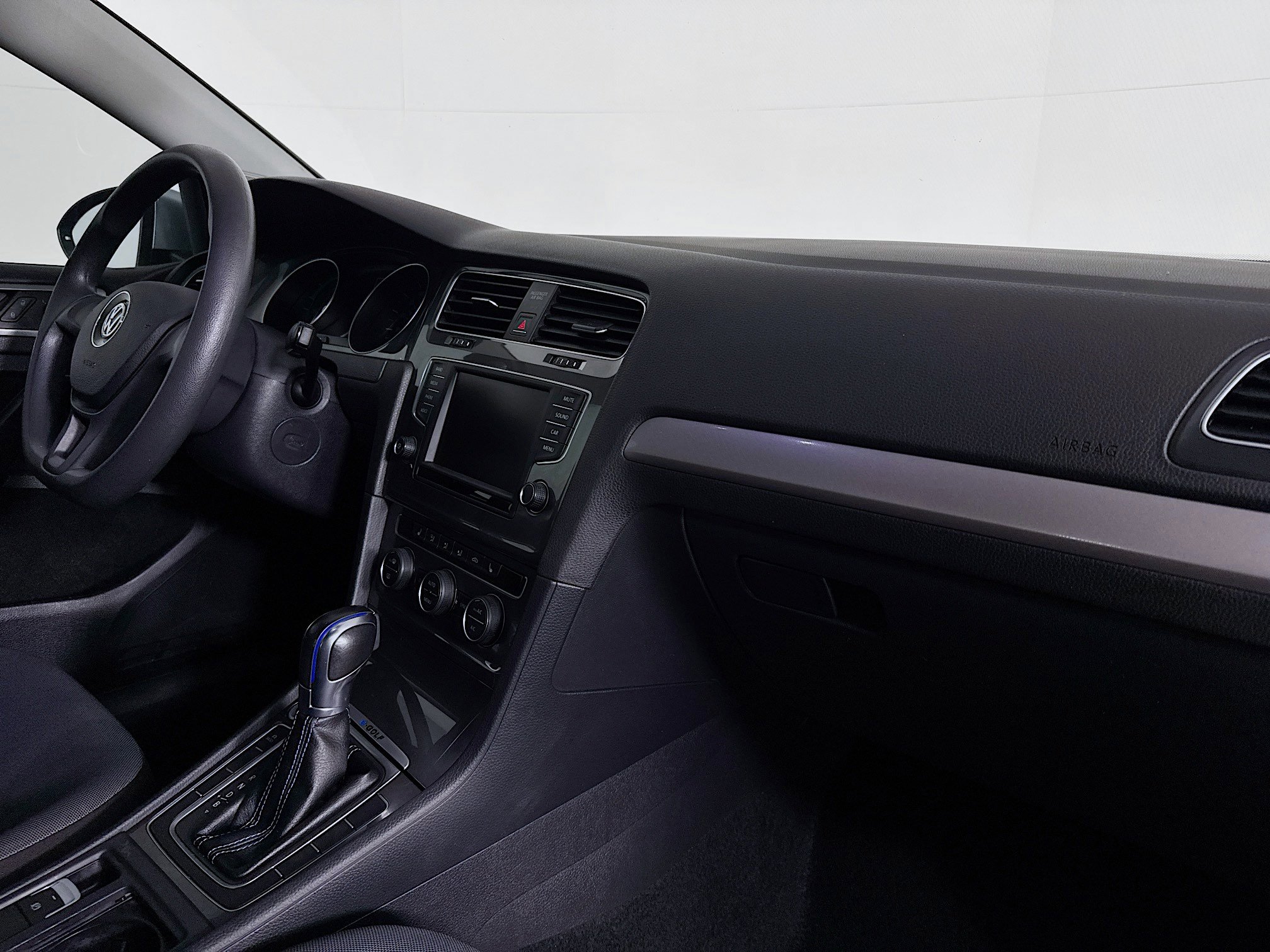 Used 2016 Volkswagen e-Golf SE w/ DC Fast Charging Package image 27