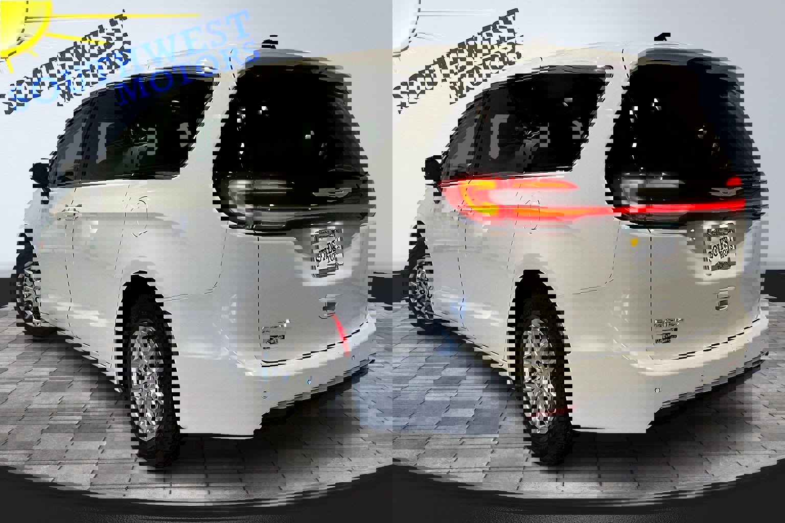 Used 2024 Chrysler Pacifica Touring-L image 4