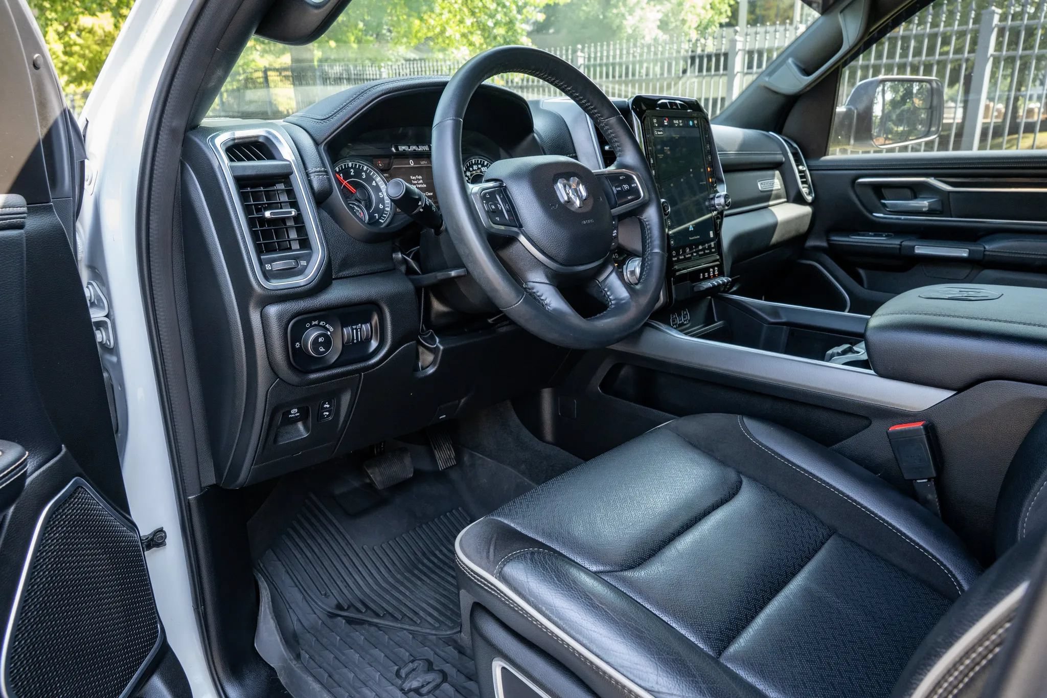 Used 2023 RAM 1500 Laramie AWD/4WD image 10