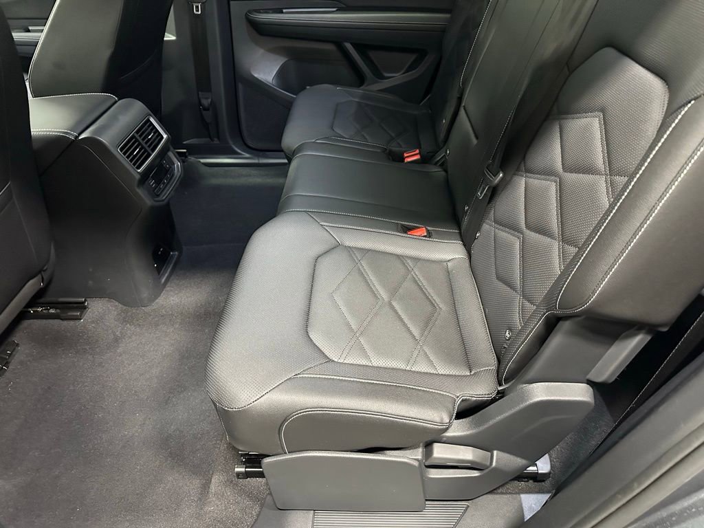 Used 2025 Volkswagen Atlas SE image 48