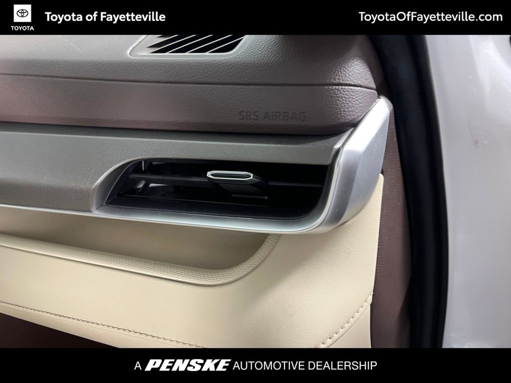 Used 2022 Toyota Highlander XLE FWD image 10