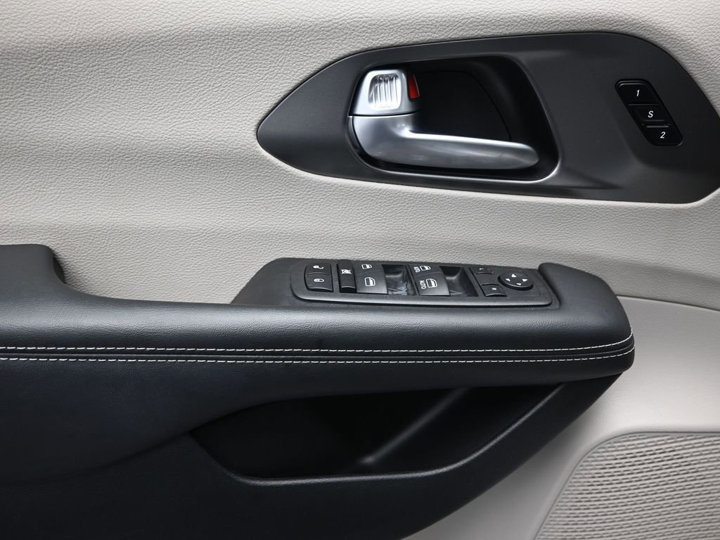 Used 2024 Chrysler Pacifica Touring-L image 18