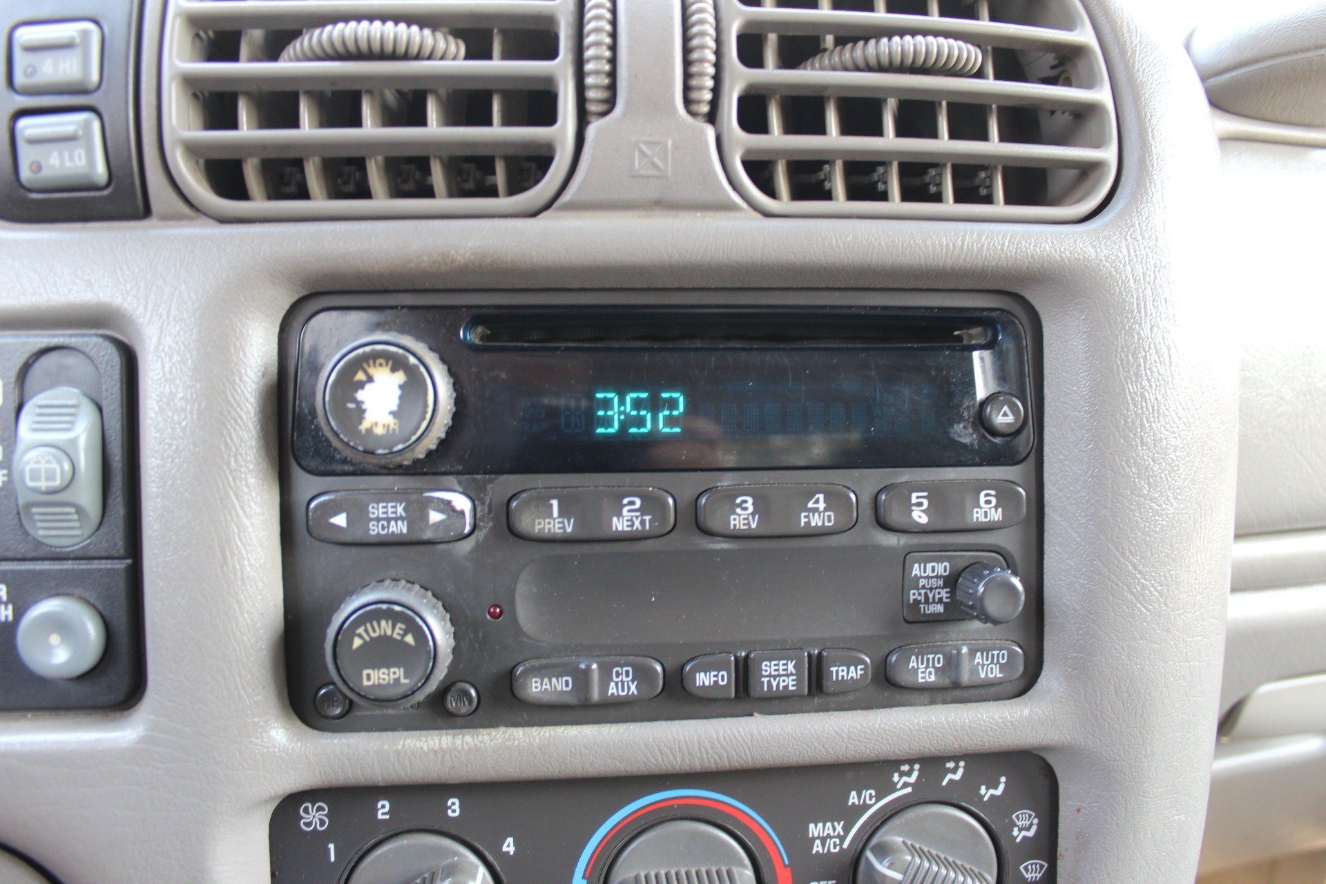 Used 2004 Chevrolet Blazer LS w/ Preferred Equipment Group AWD/4WD image 27