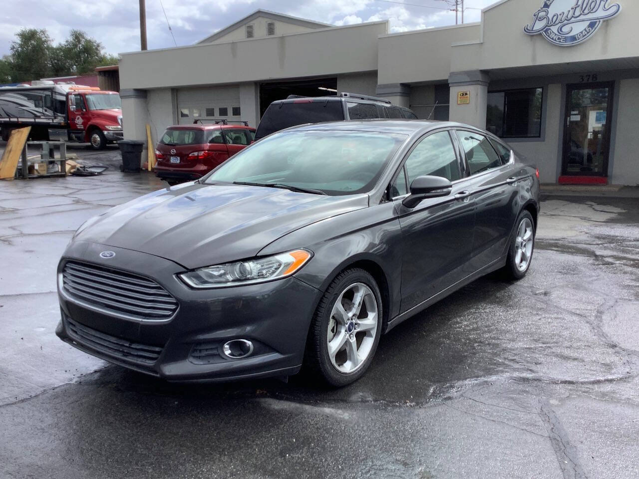 Used 2016 Ford Fusion SE FWD image 2