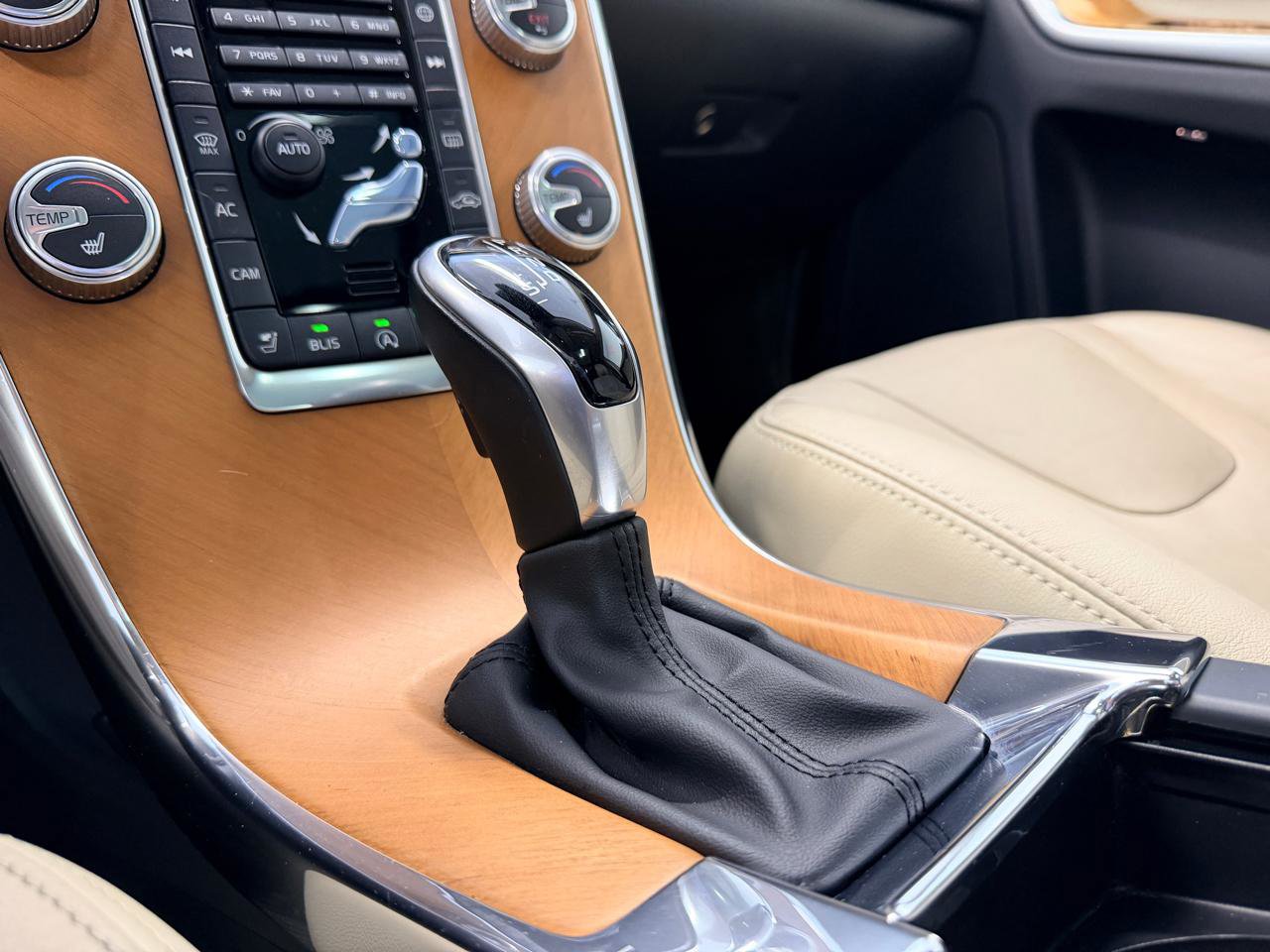 Used 2017 Volvo XC60 T5 Inscription w/ Preferred Option Package image 40