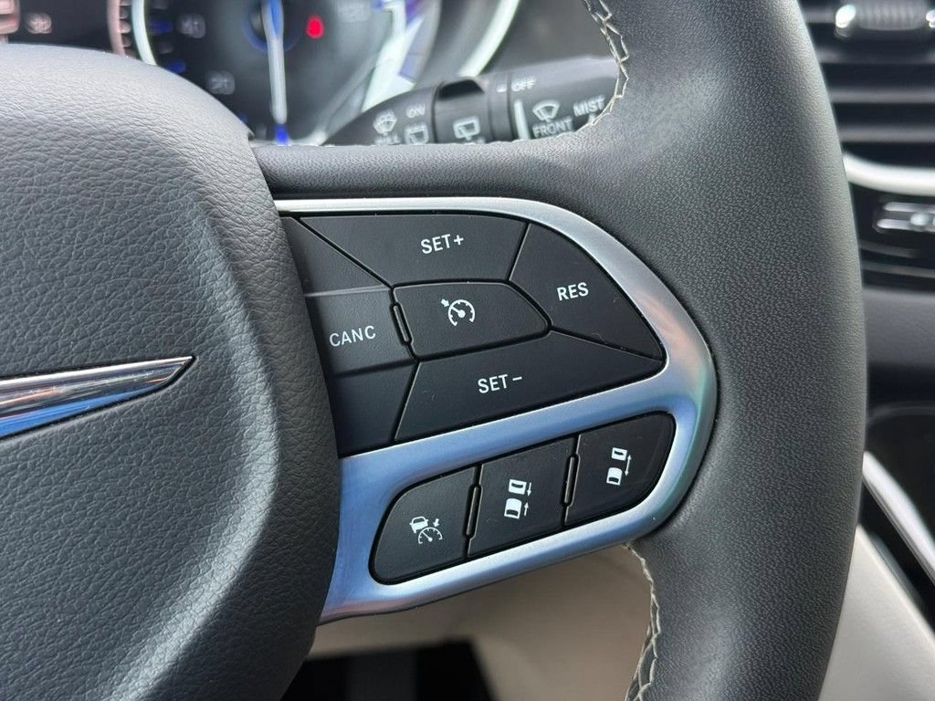 Certified 2024 Chrysler Pacifica Touring-L FWD image 16
