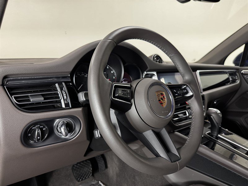 Used 2025 Porsche Macan w/ Premium Package Plus AWD/4WD image 26