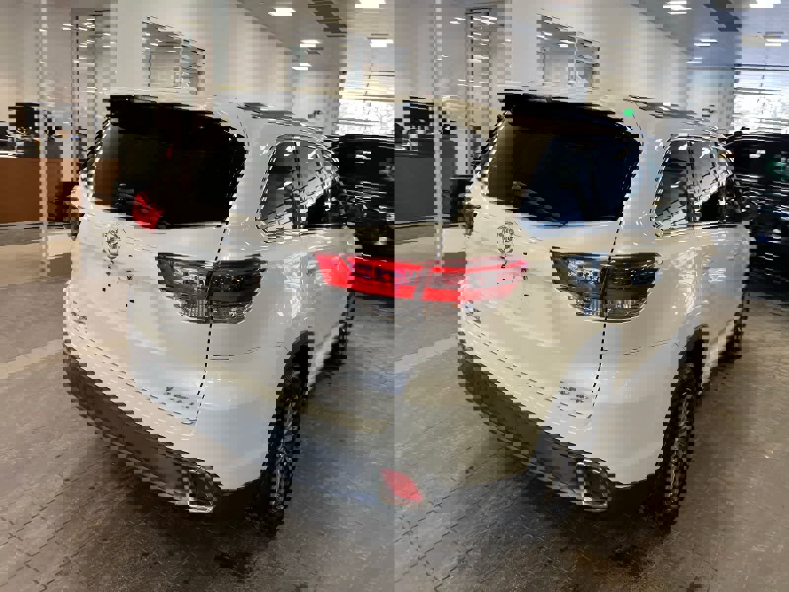 Used 2019 Toyota Highlander XLE image 3