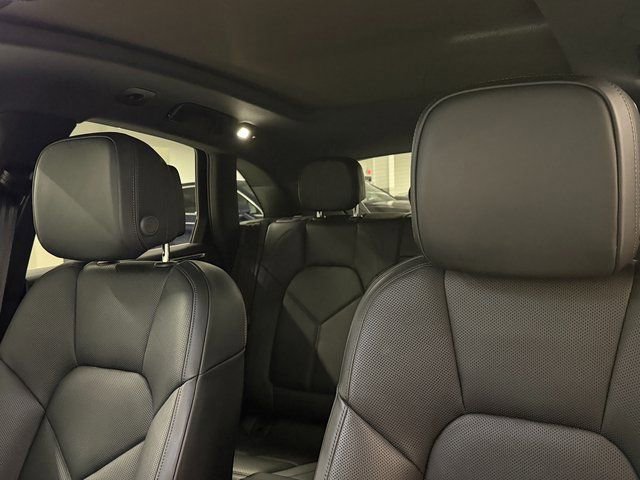 Certified 2025 Porsche Macan AWD/4WD image 28