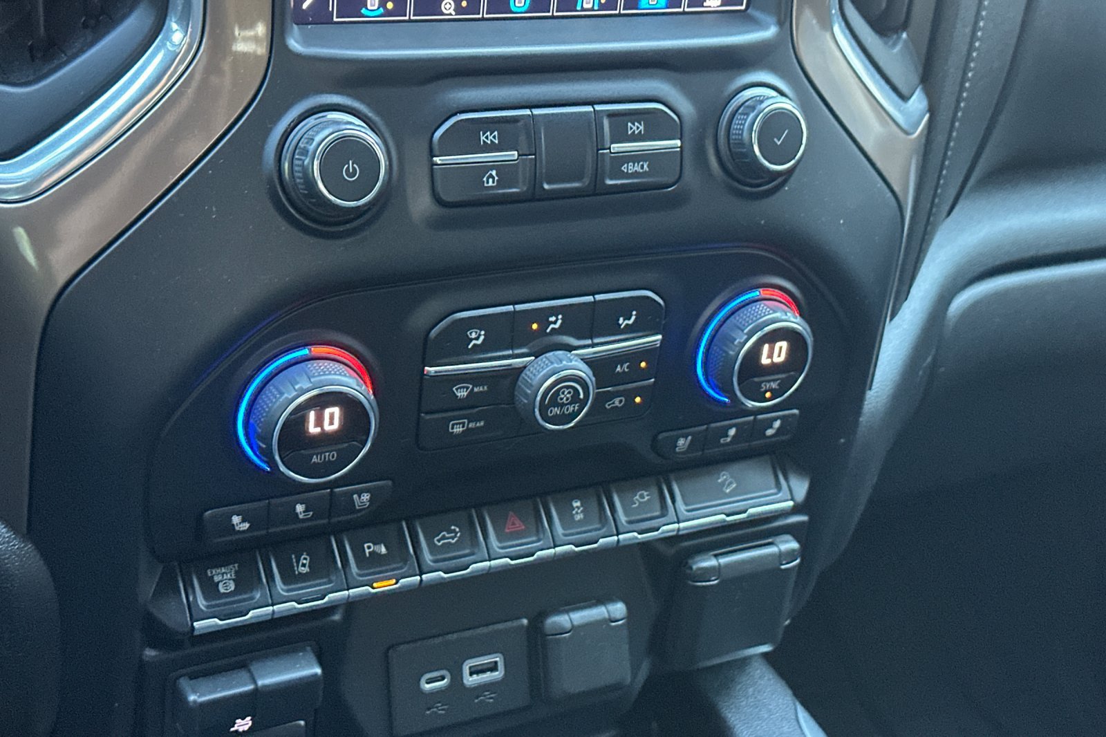 Used 2020 Chevrolet Silverado 2500 High Country w/ Technology Package AWD/4WD image 20