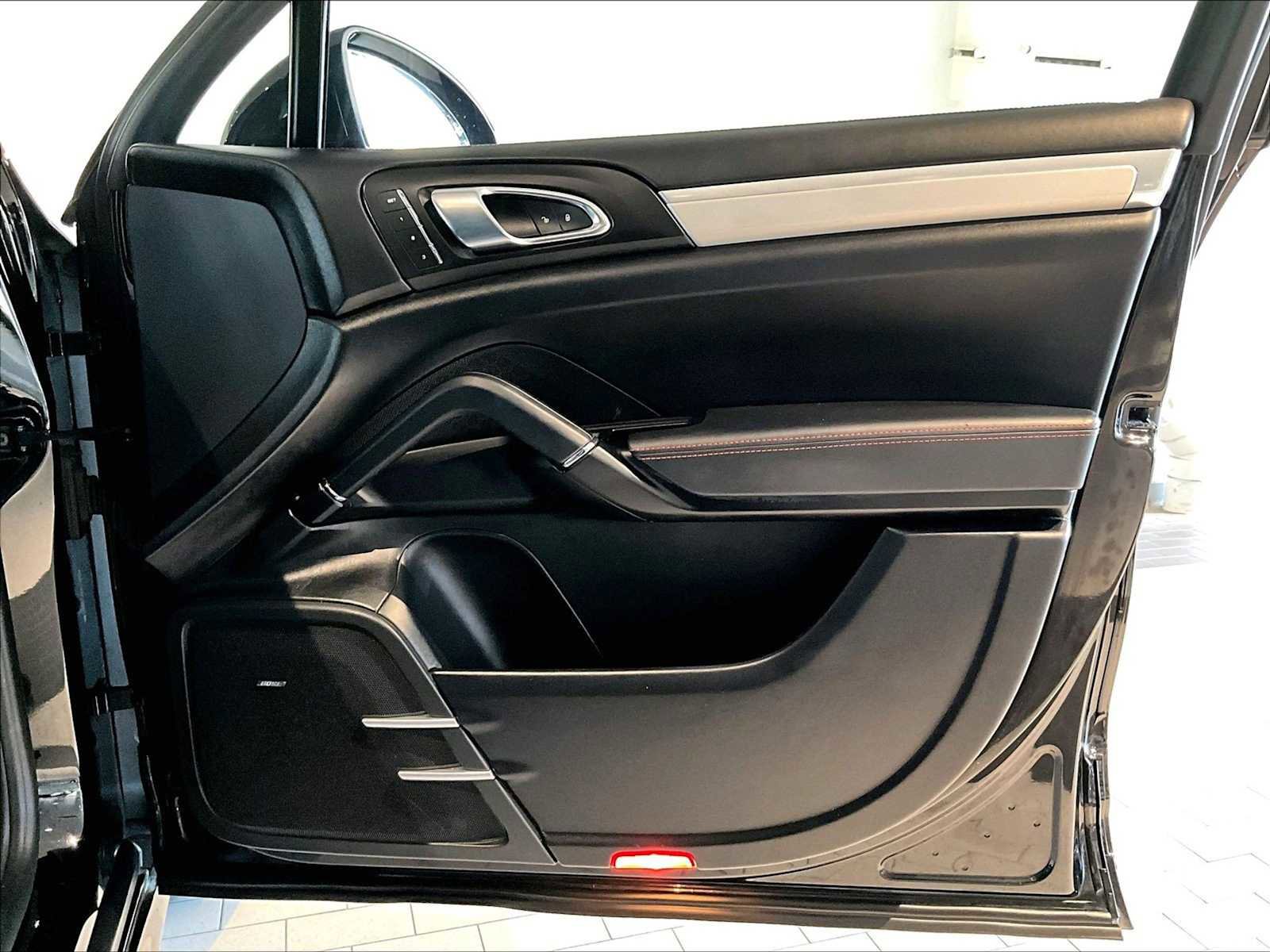 Used 2016 Porsche Cayenne Turbo image 27