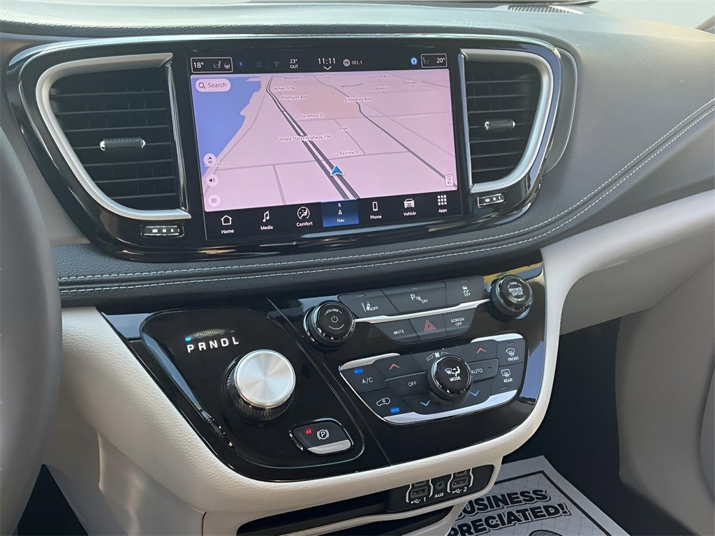 Used 2024 Chrysler Pacifica Select image 27