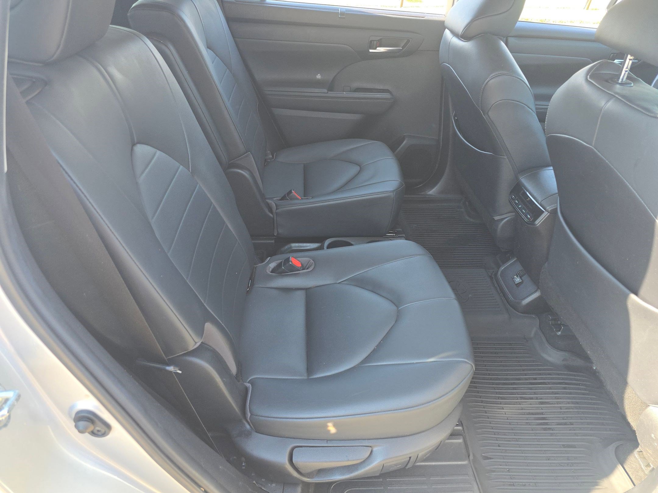 Used 2020 Toyota Highlander XLE image 28