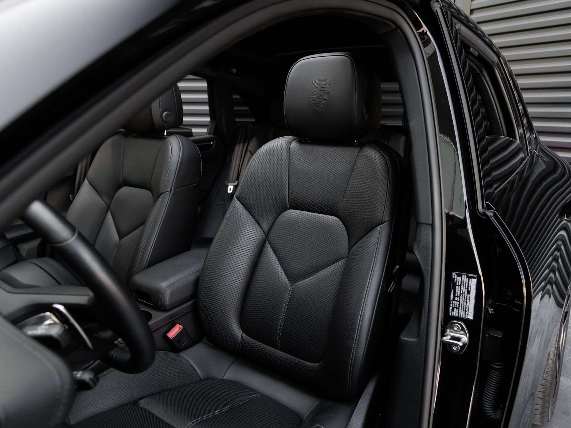 Certified 2025 Porsche Macan AWD/4WD image 5