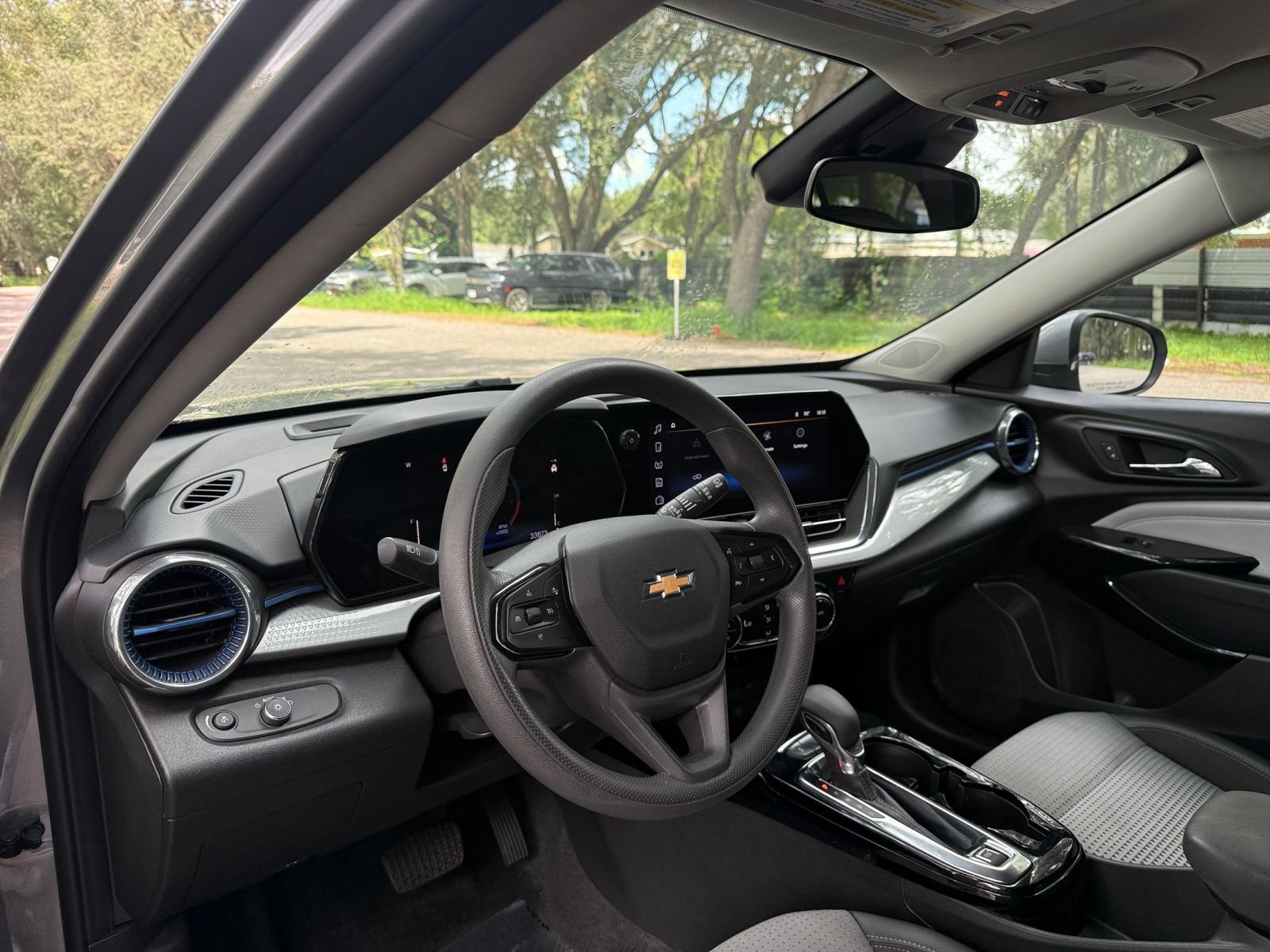 Used 2025 Chevrolet Trax LT FWD image 30