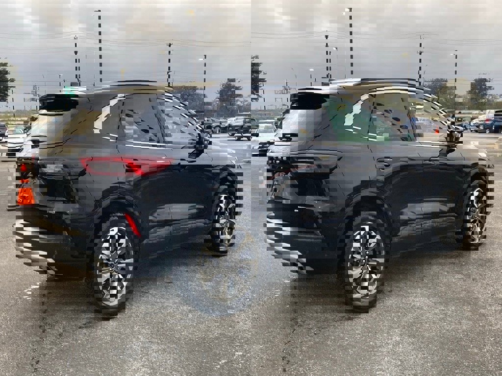 Used 2023 Ford Escape Platinum image 5