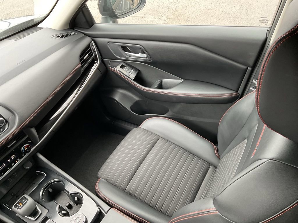 Used 2025 Nissan Rogue SV w/ Rock Creek Premium Package image 17