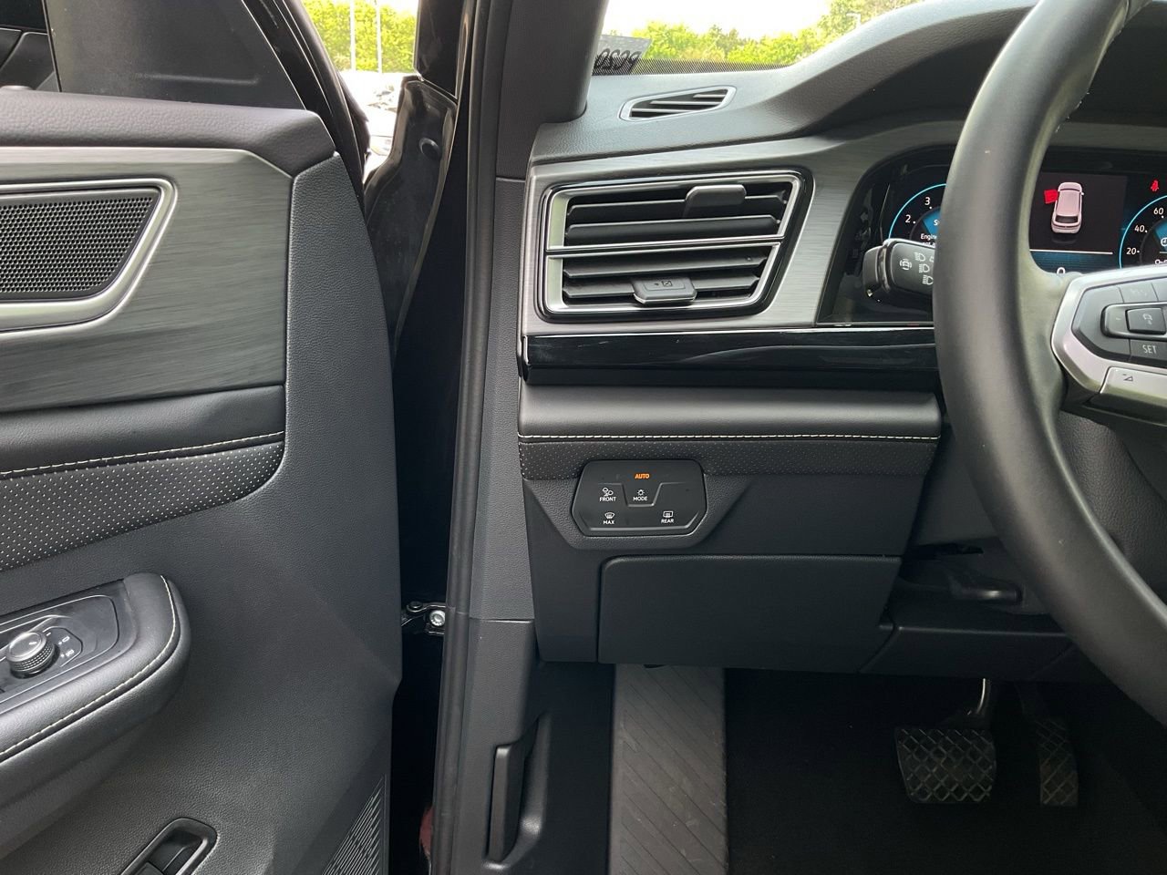 Used 2025 Volkswagen Atlas Cross Sport SE image 25