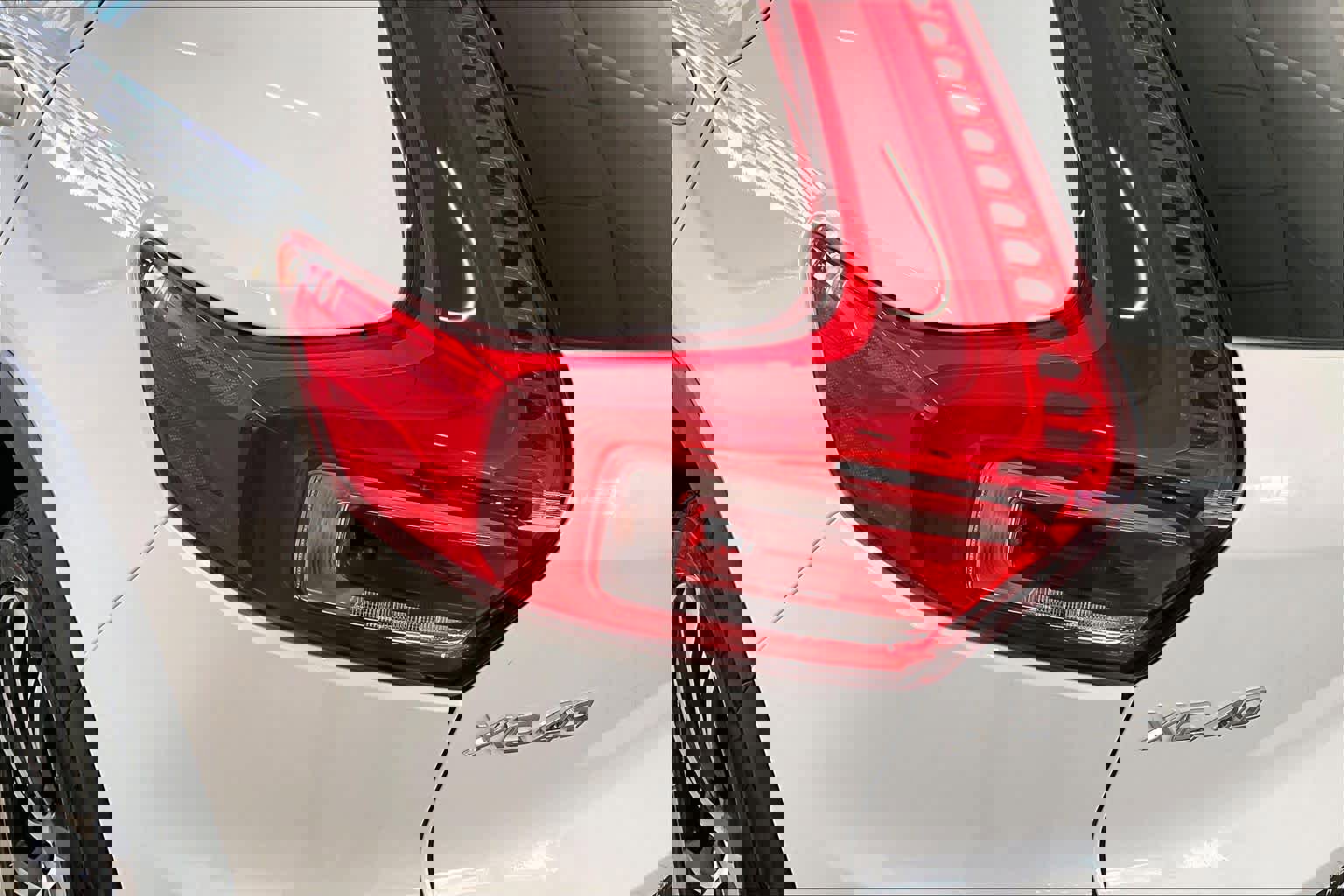 Certified 2022 Volvo XC40 T4 R-Design w/ Advanced Package image 26