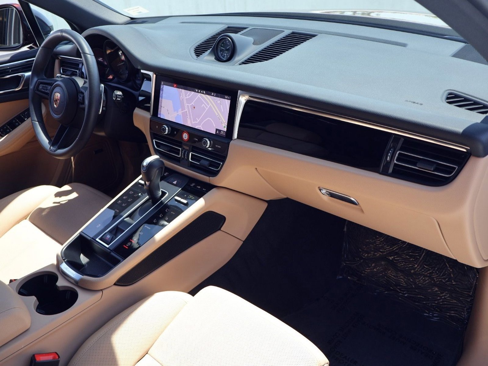 Certified 2025 Porsche Macan AWD/4WD image 25