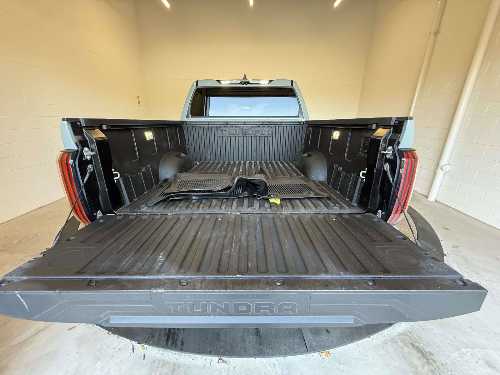 Used 2024 Toyota Tundra Limited AWD/4WD image 17