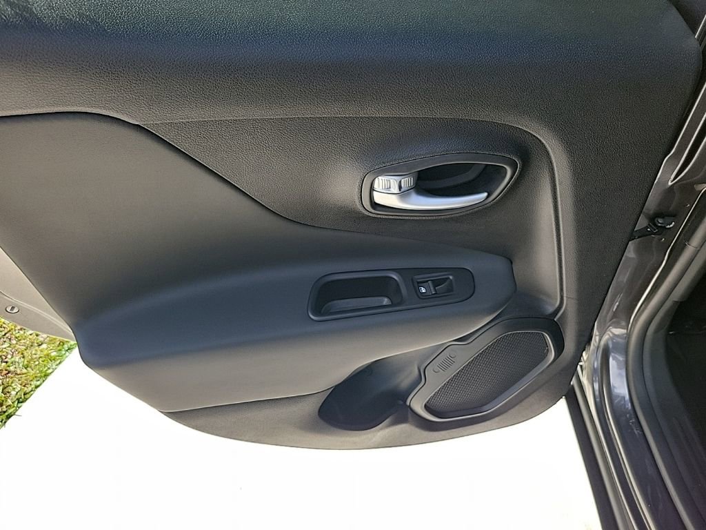 Used 2019 Jeep Renegade Altitude w/ Quick Order Package 2XM image 10