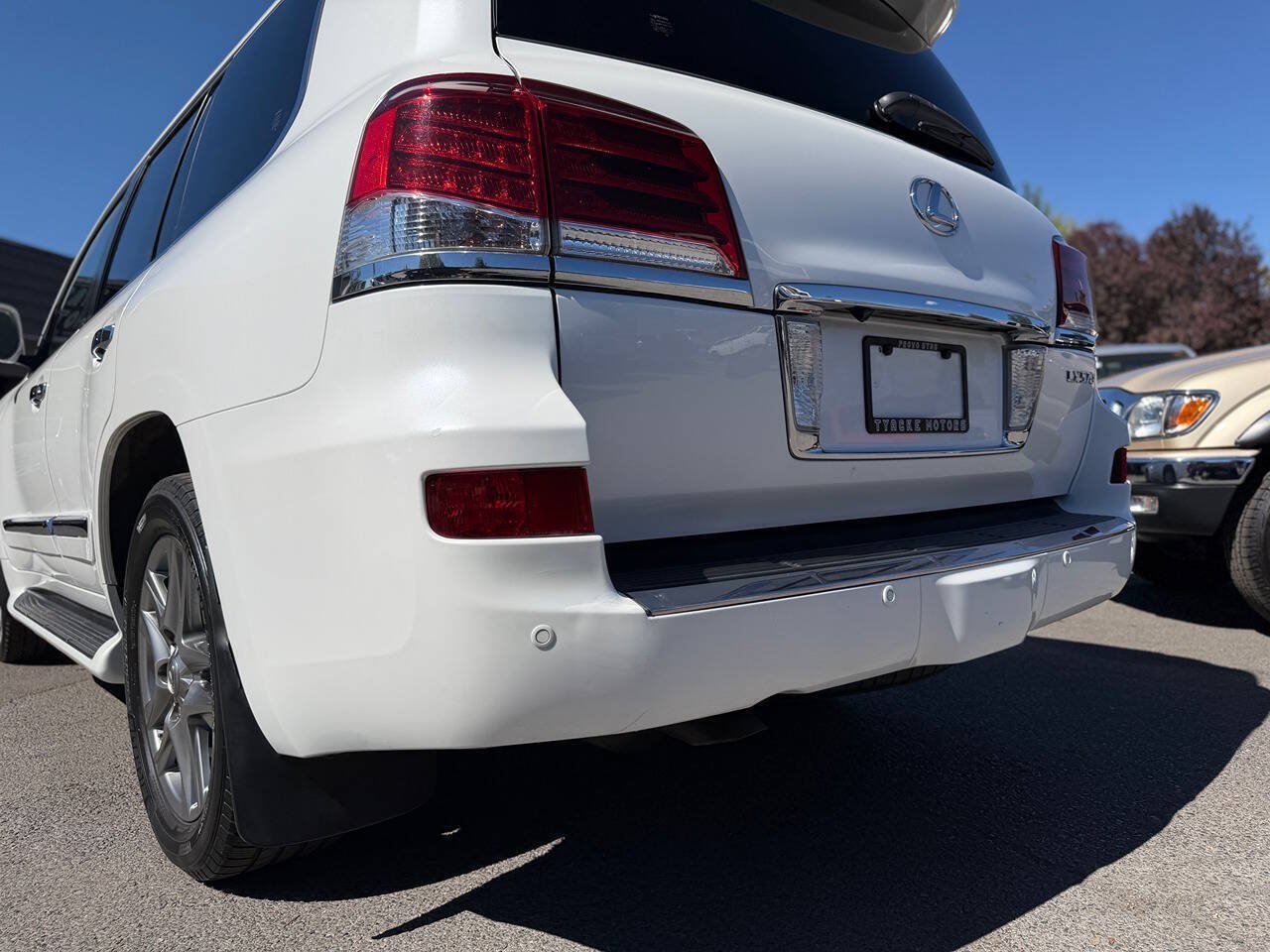 Used 2013 Lexus LX 570 4WD w/ Luxury Pkg image 27