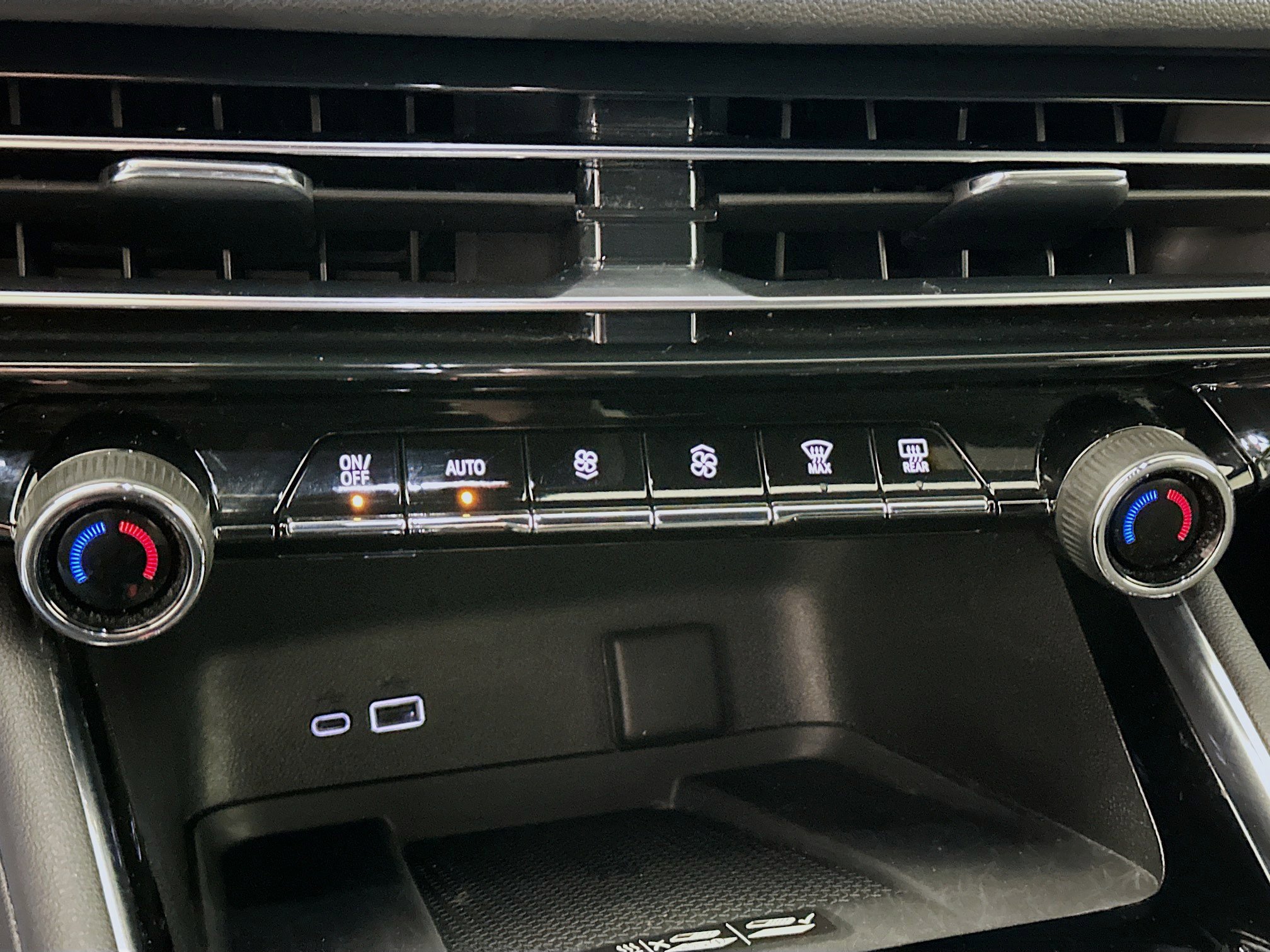 Used 2025 Chevrolet Traverse LT image 24