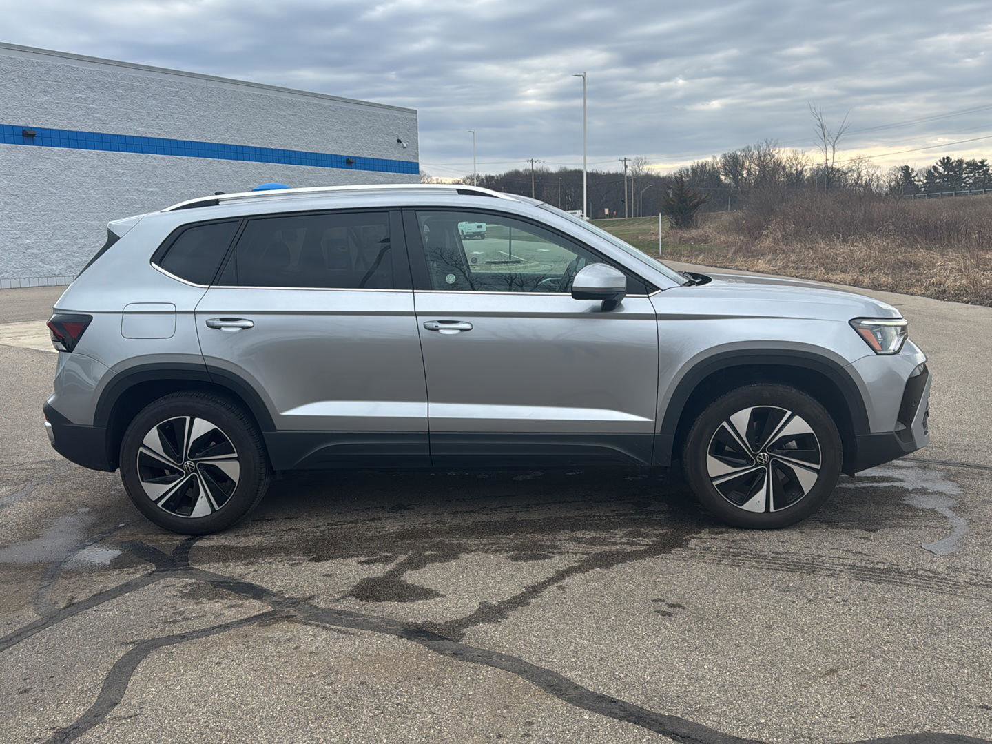 Used 2025 Volkswagen Taos SE image 9