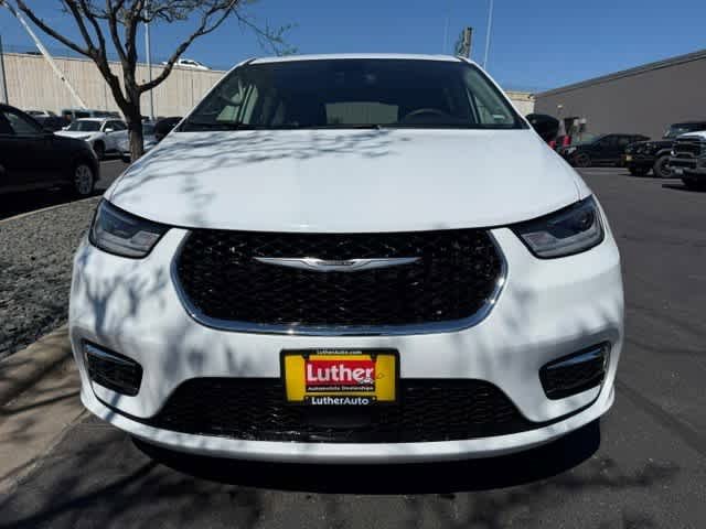Used 2024 Chrysler Pacifica Limited FWD image 3