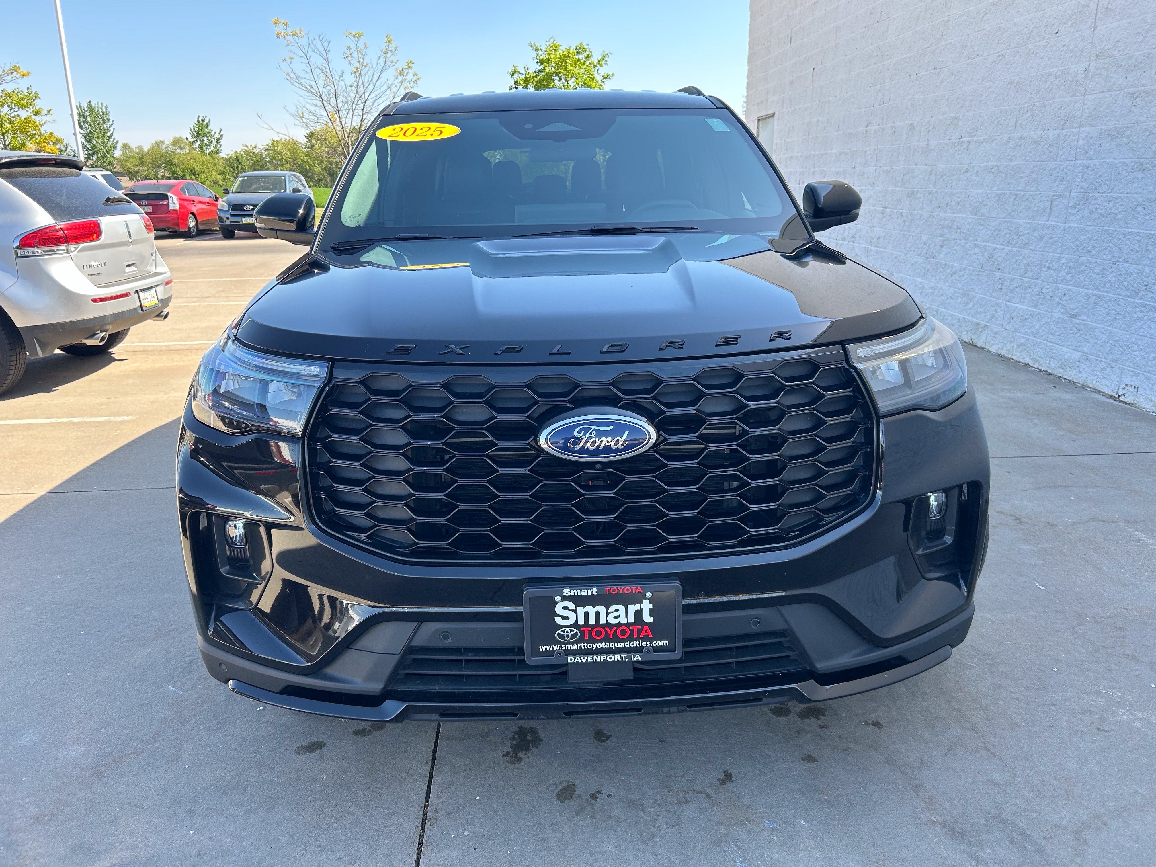 Used 2025 Ford Explorer ST-Line w/ ST-Line Street Pack AWD/4WD image 2