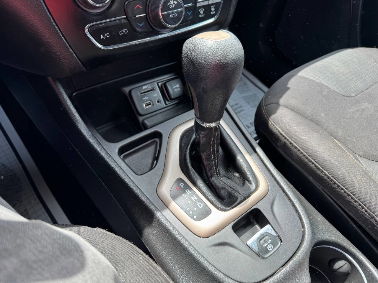 Used 2017 Jeep Cherokee Latitude w/ Comfort/Convenience Group FWD image 18