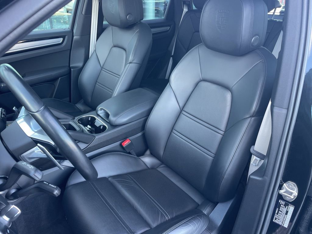 Certified 2023 Porsche Cayenne Platinum Edition image 5