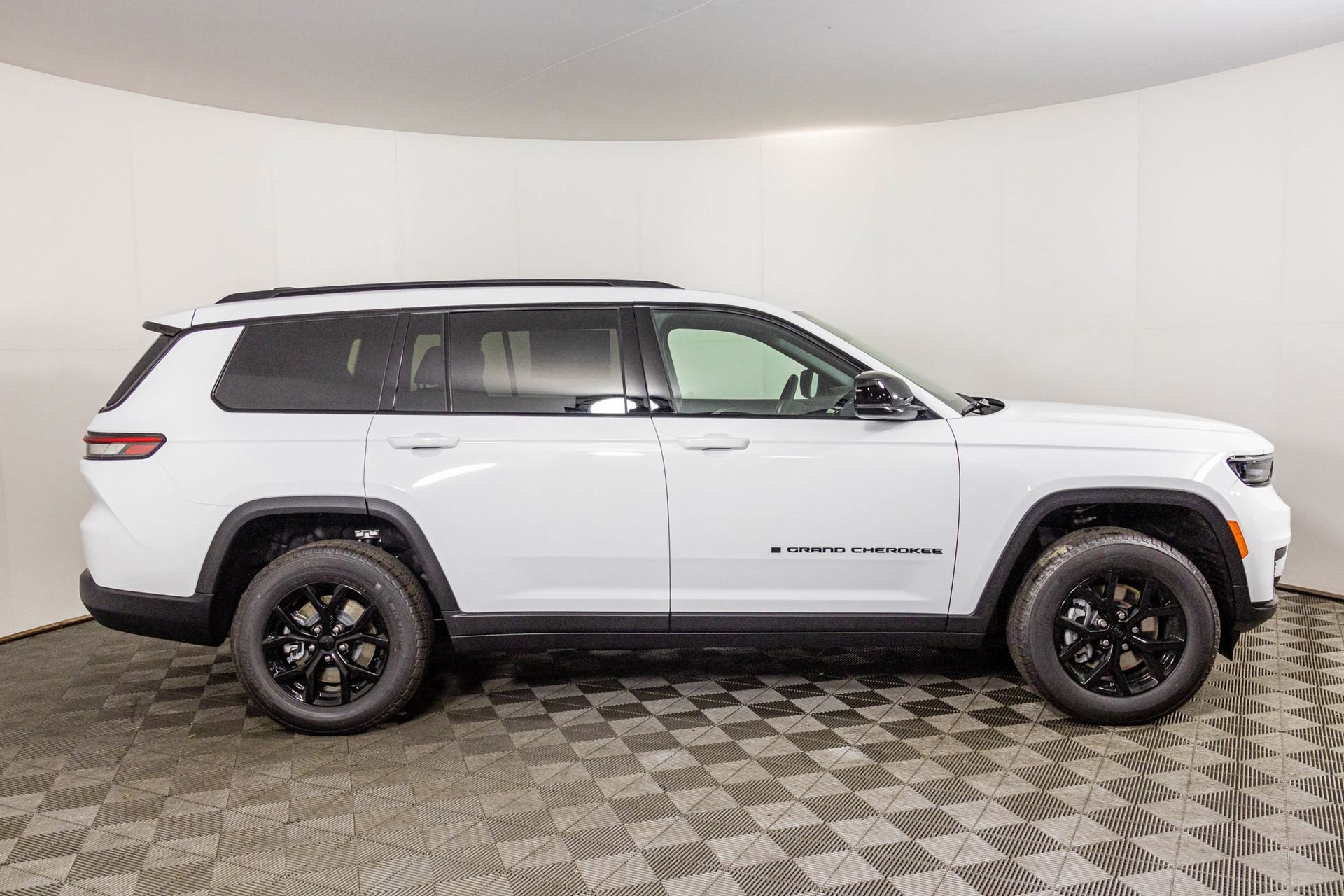 New 2025 Jeep Grand Cherokee L Altitude image 7