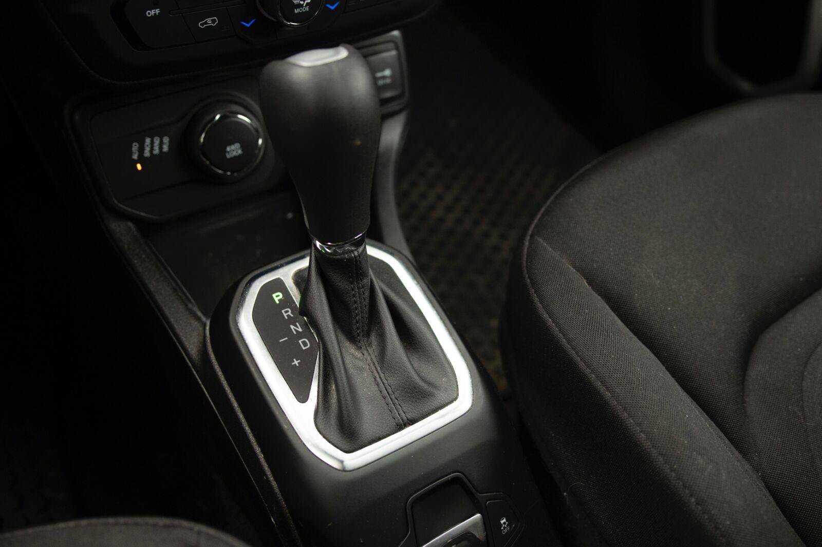 Used 2019 Jeep Renegade Latitude w/ Safety & Security Group II AWD/4WD image 11