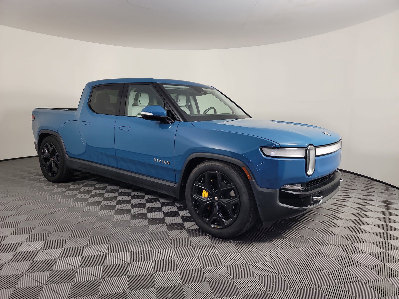 Used 2023 Rivian R1T Adventure image 7