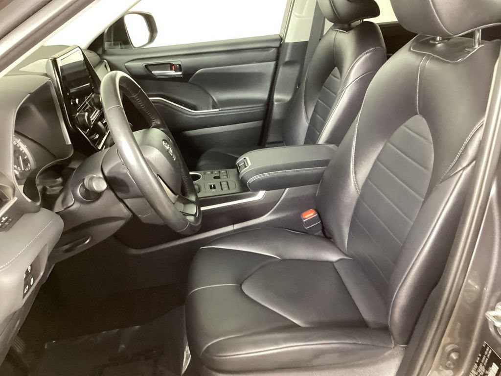 Used 2023 Toyota Highlander XLE AWD/4WD image 10