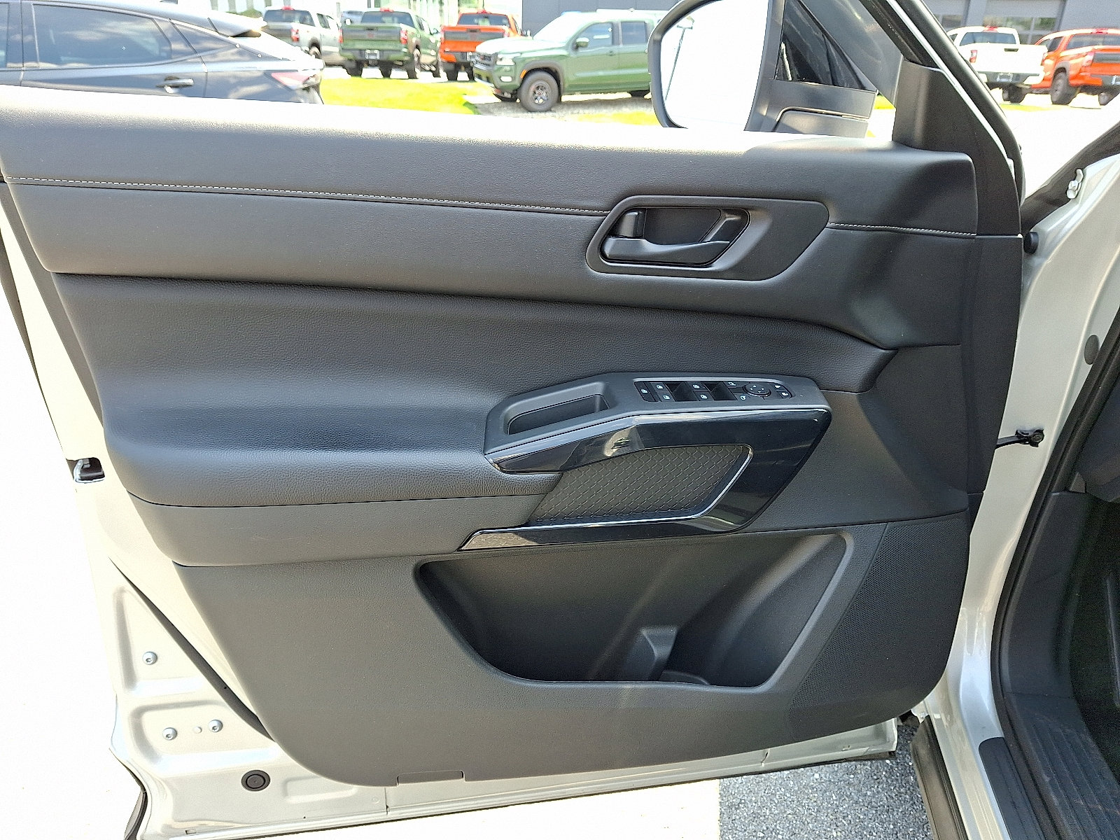 Certified 2024 Nissan Pathfinder S image 16