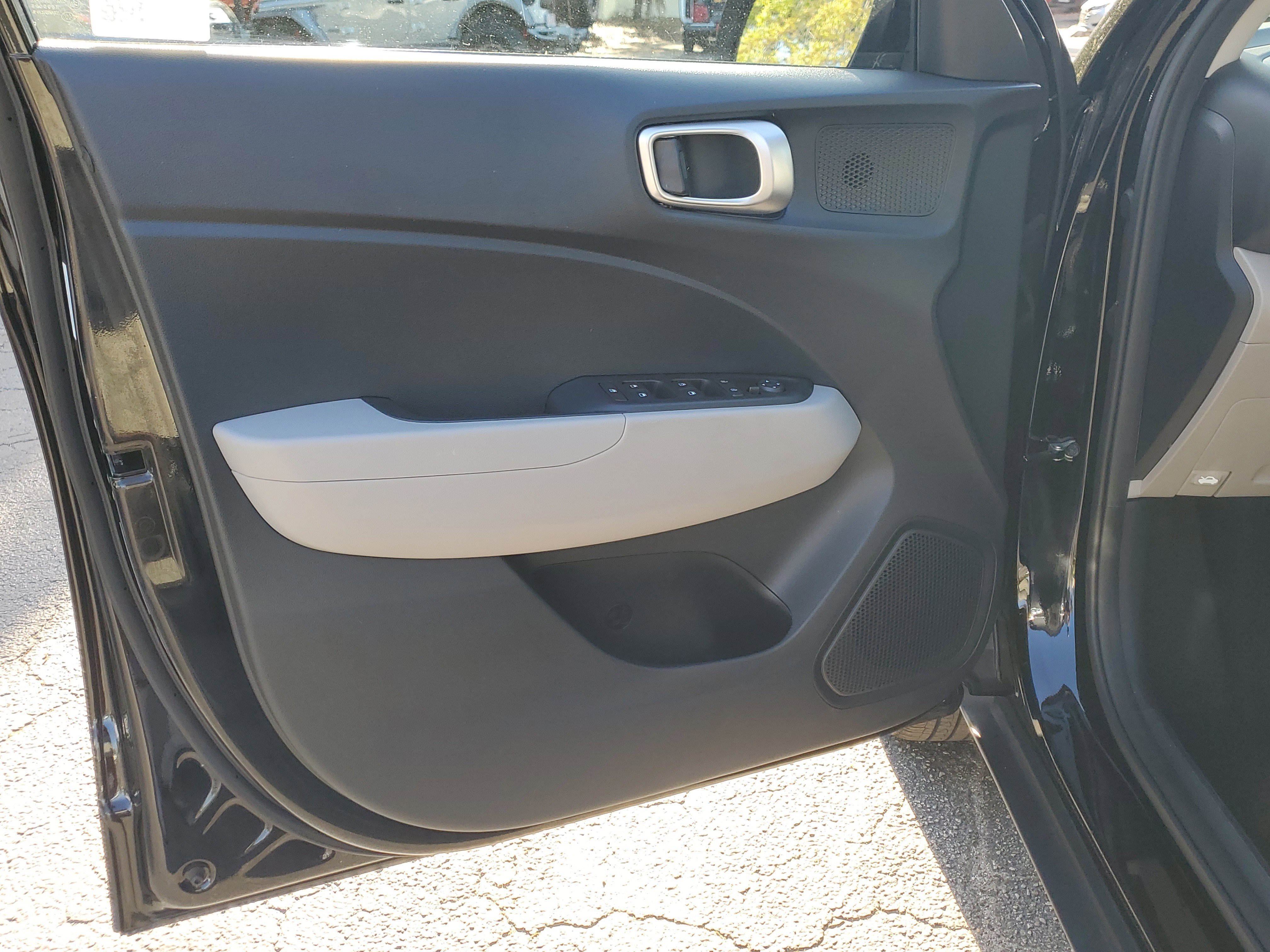 Used 2025 Hyundai Venue SEL FWD image 17