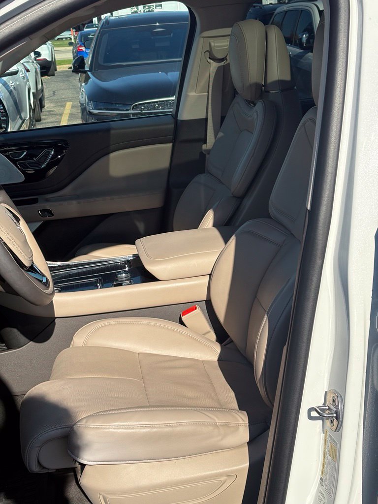 Used 2023 Lincoln Aviator Reserve w/ Equipment Group 201A AWD/4WD image 13