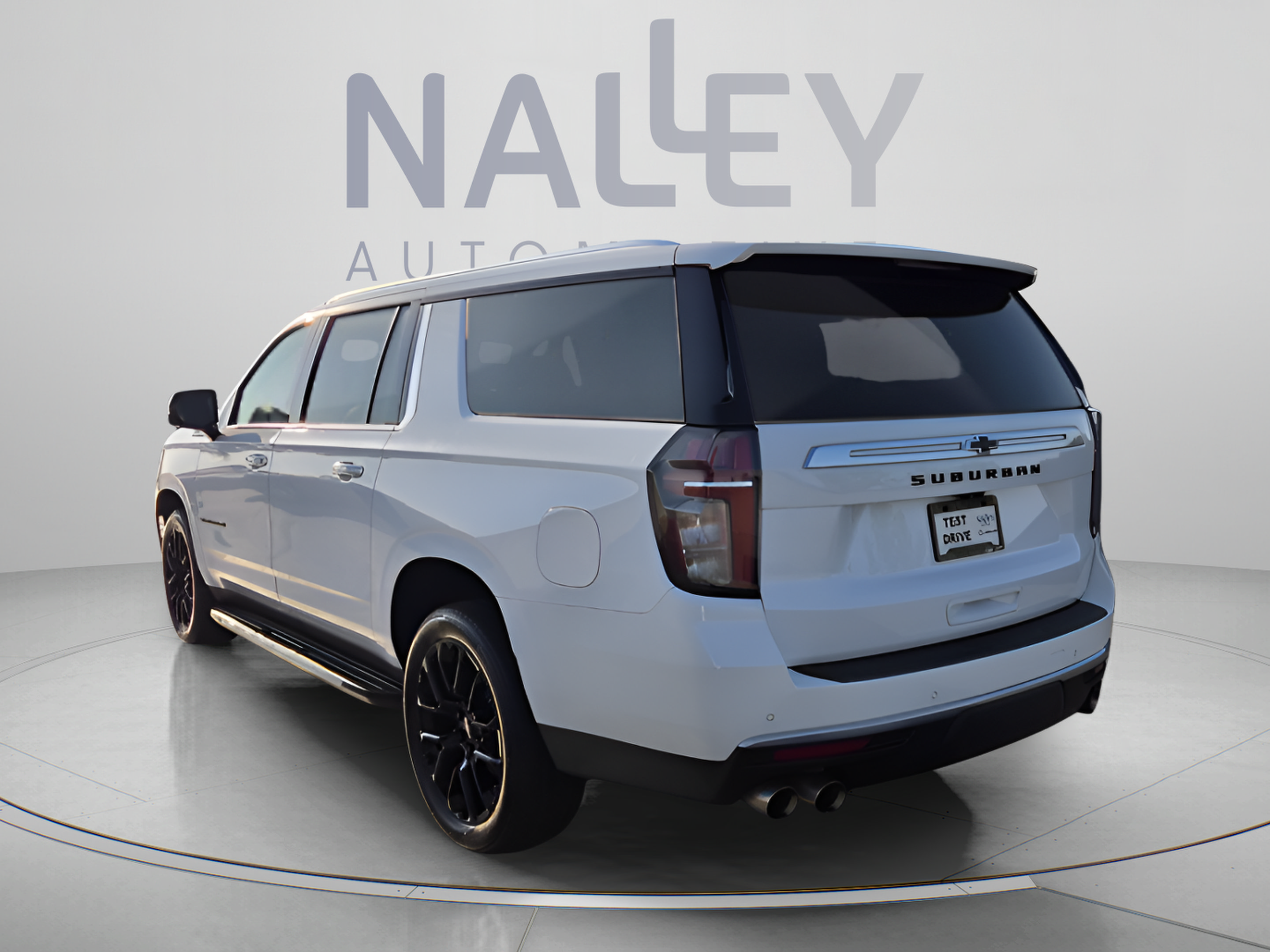 Used 2022 Chevrolet Suburban High Country RWD image 3