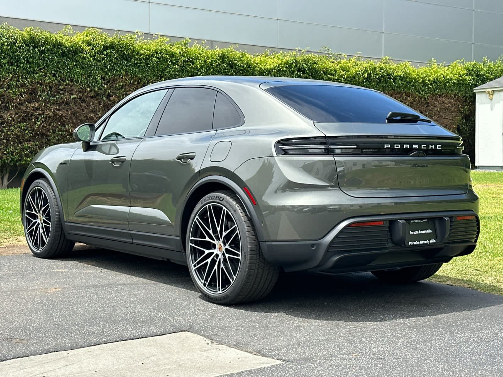 New 2026 Porsche Macan Electric RWD image 3