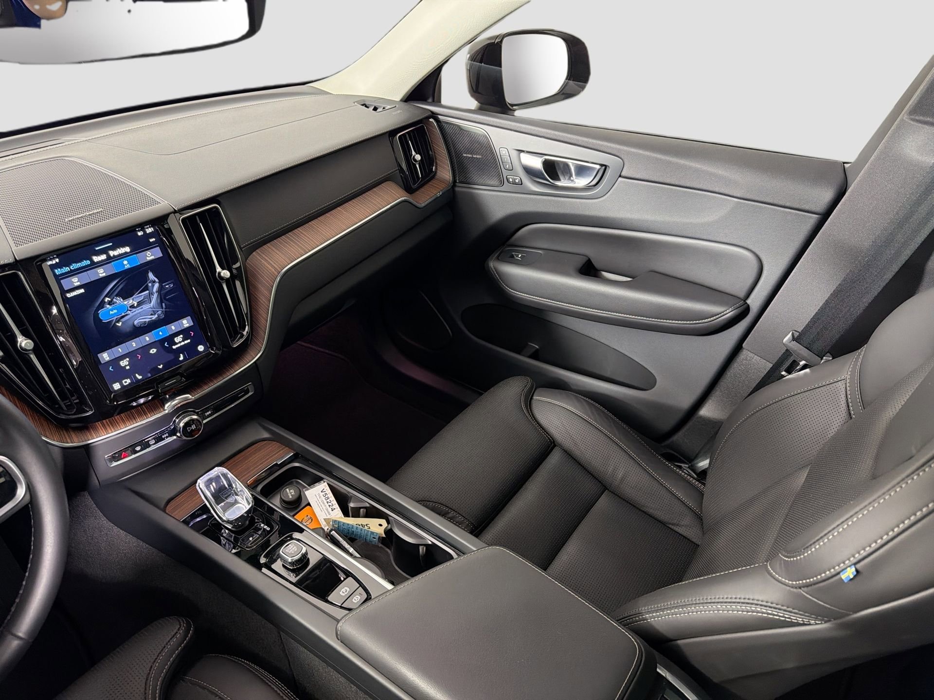 Certified 2023 Volvo XC60 B5 Ultimate image 25