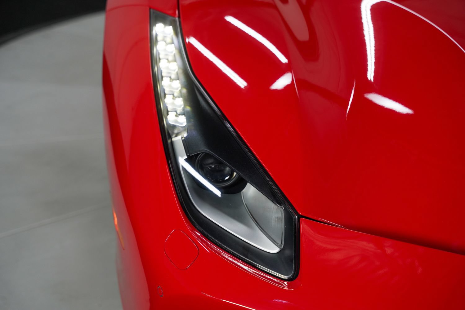 Used 2017 Ferrari 488 GTB RWD image 11