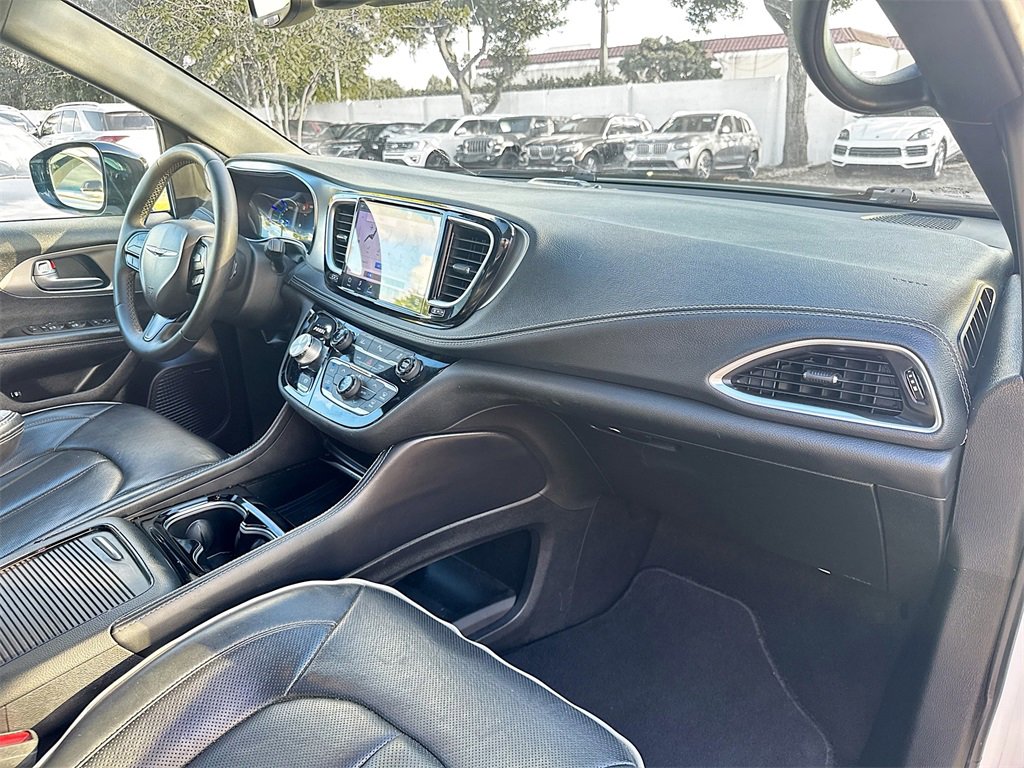 Used 2023 Chrysler Pacifica Limited w/ Uconnect Theater Family Group image 34