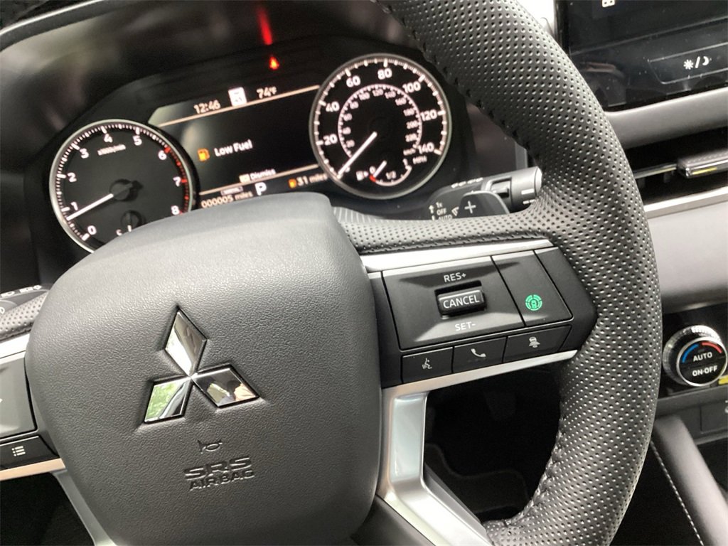 New 2025 Mitsubishi Outlander SE image 20